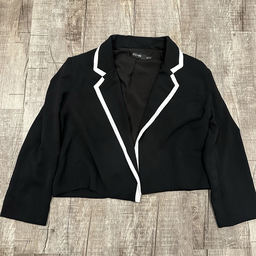 Do + Be White Trim Black Lightweight Blazer Size M Shoulder Pads Career Business